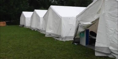 Nasse Zeltstadt in Salzburg