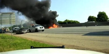 Hier st&uuml;rzt ein Flugzeug auf den Highway