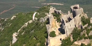 Mit dem Fallschirm &uuml;ber der Festung