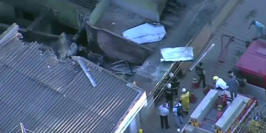 Kleinflugzeug ist auf Haus gestürzt