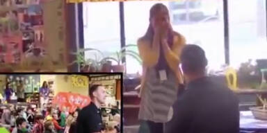 Polizist macht Heiratsantrag im Kindergarten