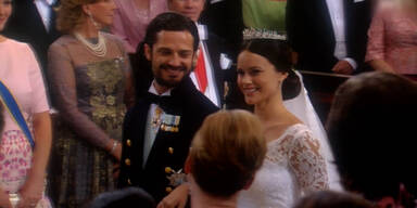 Das Hochzeitspaar schreitet zum Altar