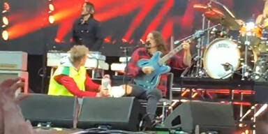 Dave Grohl singt mit Beinbruch HERO