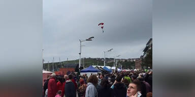 Fallschirmspringer fing Kollegen im Fall