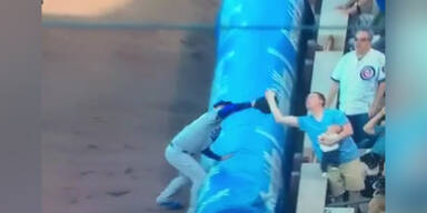 Baseball: Mann f&auml;ngt Spieler den Ball weg