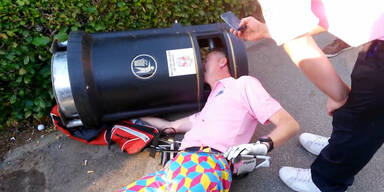 Golfer bleibt mit Kopf im Mistkübel stecken