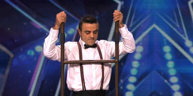 Mann macht Tricks mit Leiter