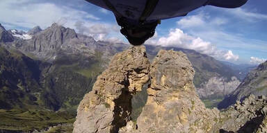 Basejump durch Felsenspalt