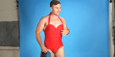 M&auml;nner in Frauen-Badeanz&uuml;gen