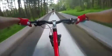 Mountainbiker rasen Bobbahn herunter