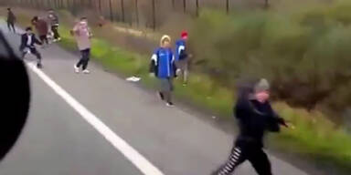 151130_LKWFluechtlingsmenge.Standbild001 - Kopie.jpg