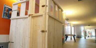 Behinderte Schülerin sollte in Holzverschlag