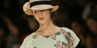 Romantische Schulm&auml;dchen gut beh&uuml;tet