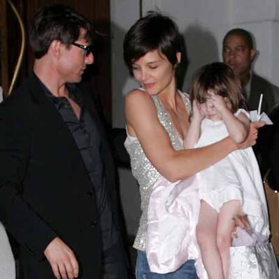 Warum zerren sie Suri so vor die Kameras?