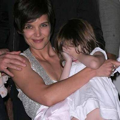 Warum zerren sie Suri so vor die Kameras?