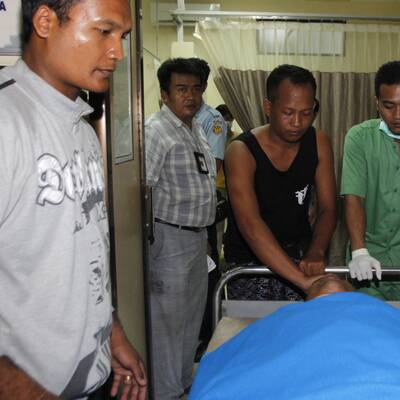 Die Passagiere der abgestürzten  Lion Air werden im Spital versorgt.