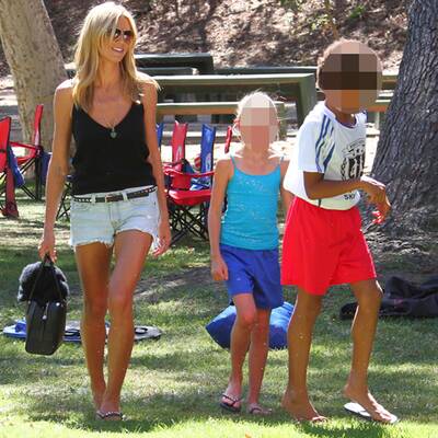 So stylish feuert Heidi ihre Kids am Fußballfeld an 