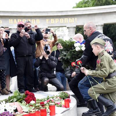 Nachtwölfe legen Kranz in Wien nieder