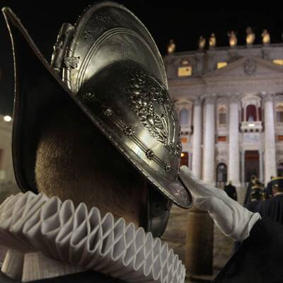 Weißer Rauch über Vatikan