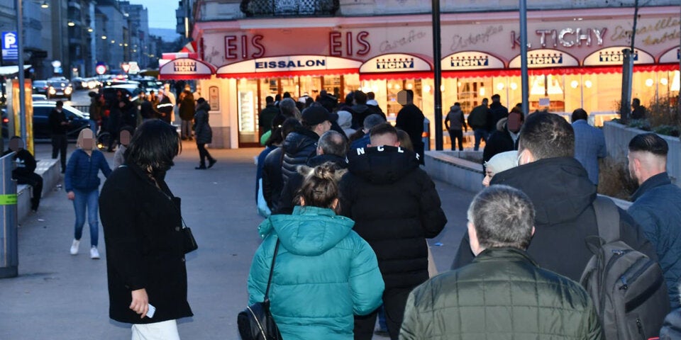 Mega-Schlange vor Wiener Eissalon
