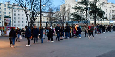 Mega-Schlange vor Wiener Eissalon