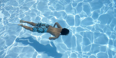 Bewusstloser Sch&uuml;ler aus Schwimmbecken gerettet