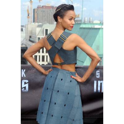 So lenkt Zoe Saldana von ihrem Dekolleté ab