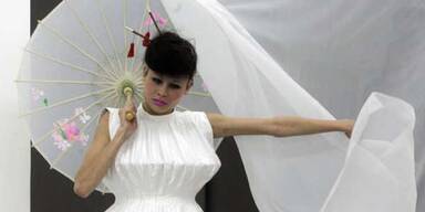 Hei&szlig;e Bikinis und Ganzk&ouml;rper-Burkas