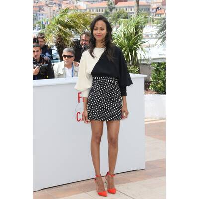 So lenkt Zoe Saldana von ihrem Dekolleté ab