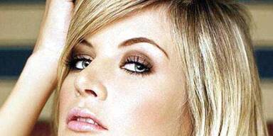 Iveta Portelova ganz in der Trendfarbe Blau