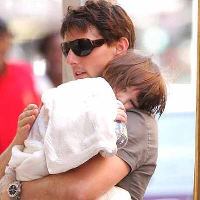 Warum zerren sie Suri so vor die Kameras?