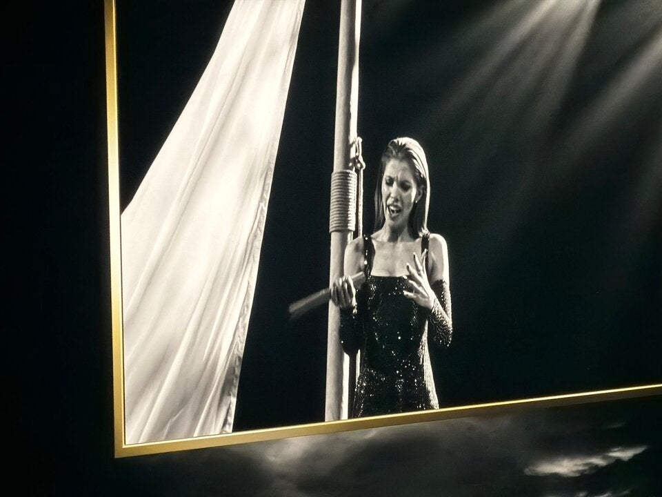 Victoria Swarovski knallt Michael Ostrowski den Masten an den Kopf. 