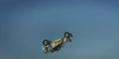 Unglaublicher Korkenzieher Auto-Stunt