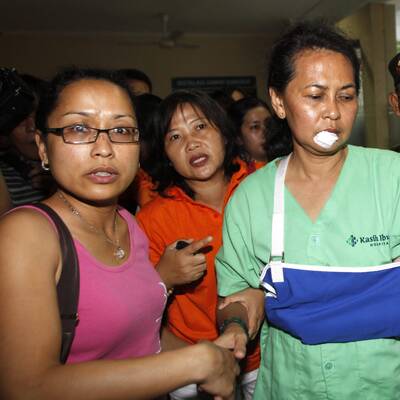 Die Passagiere der abgestürzten  Lion Air werden im Spital versorgt.