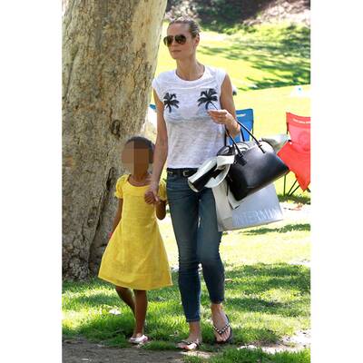 So stylish feuert Heidi ihre Kids am Fußballfeld an 