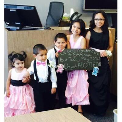 So süß feiern Kinder ihre Adoption 