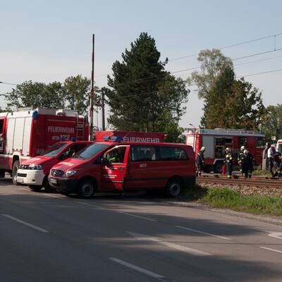 Zug crasht in Auto 