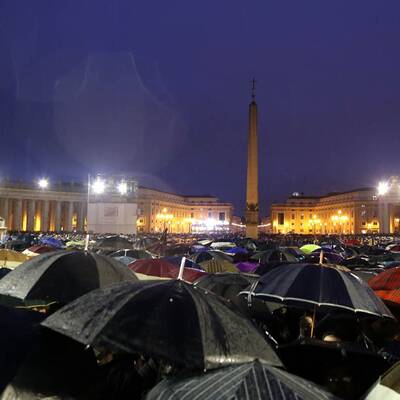 Weißer Rauch über Vatikan