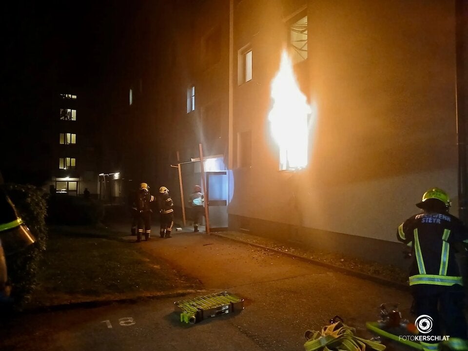 Feuer-Inferno in Mehrparteienhaus in Steyr.