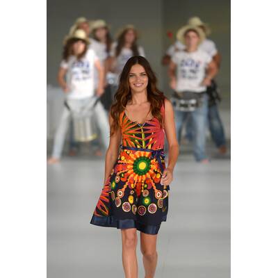 Adriana Lima am Catwalk für Desigual