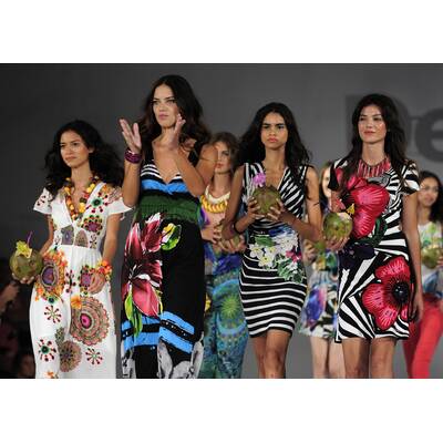 Adriana Lima am Catwalk für Desigual