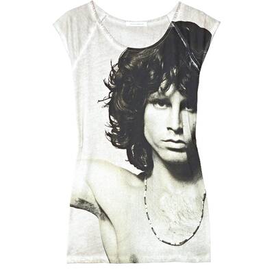 Stars im weißen T-Shirt