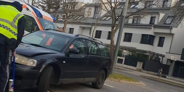 Pkw crasht mit Polizei-Auto: Eine Person verletzt