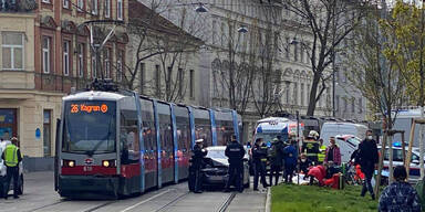 Auto crasht in Bim &ndash; Pkw-Lenkerin verletzt