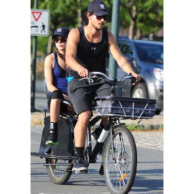 Taylor Lautner & Marie Avgeropoulos