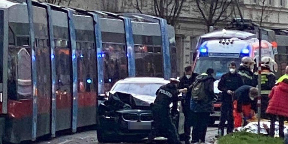 Auto crasht in Bim – Pkw-Lenkerin verletzt