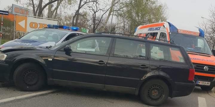 Pkw crasht mit Polizei-Auto: Eine Person verletzt