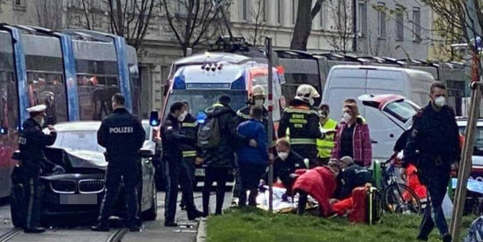 Auto crasht in Bim – Pkw-Lenkerin verletzt