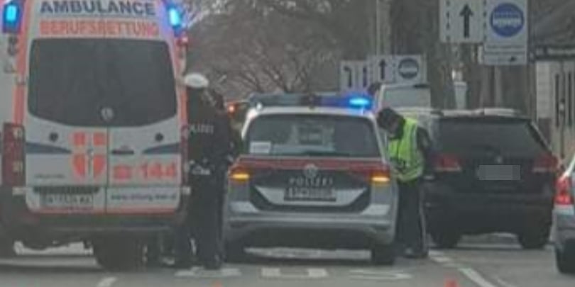 Pkw crasht mit Polizei-Auto: Eine Person verletzt