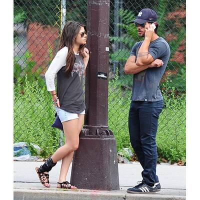 Taylor Lautner & Marie Avgeropoulos